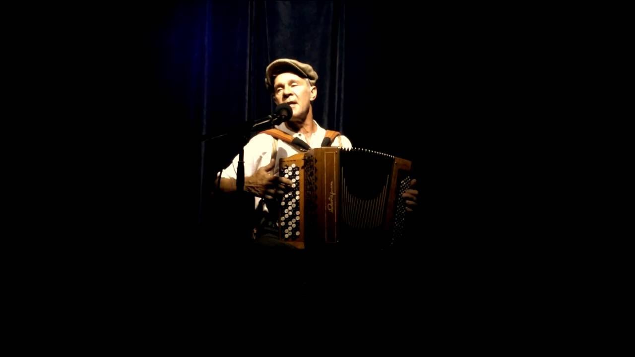 Christian Pourtois chante Mistral Gagnant à l'accordéon