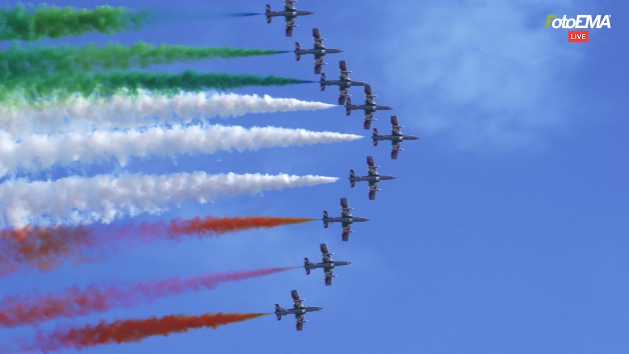 Spettacolo delle Frecce Tricolore sul lungomare di Pozzuoli
