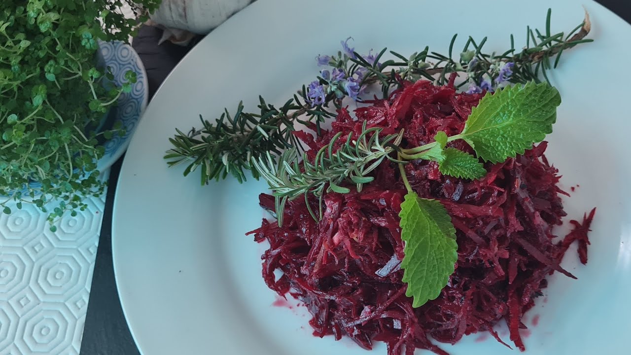 Salata de sfecla cruda care ajuta  la hemoglobina și imunitat este buna la copii .Ajuta la migrena