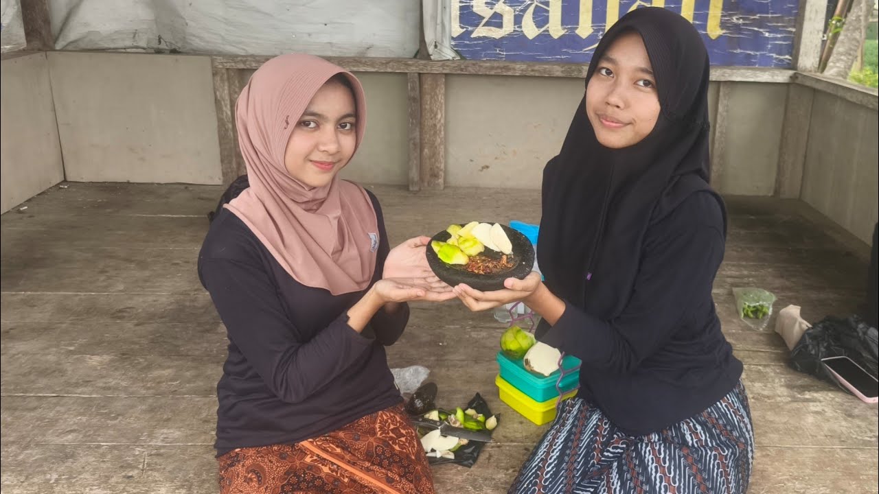 Dua Gadis Desa: Ngerujak Segar Di saung!!!!