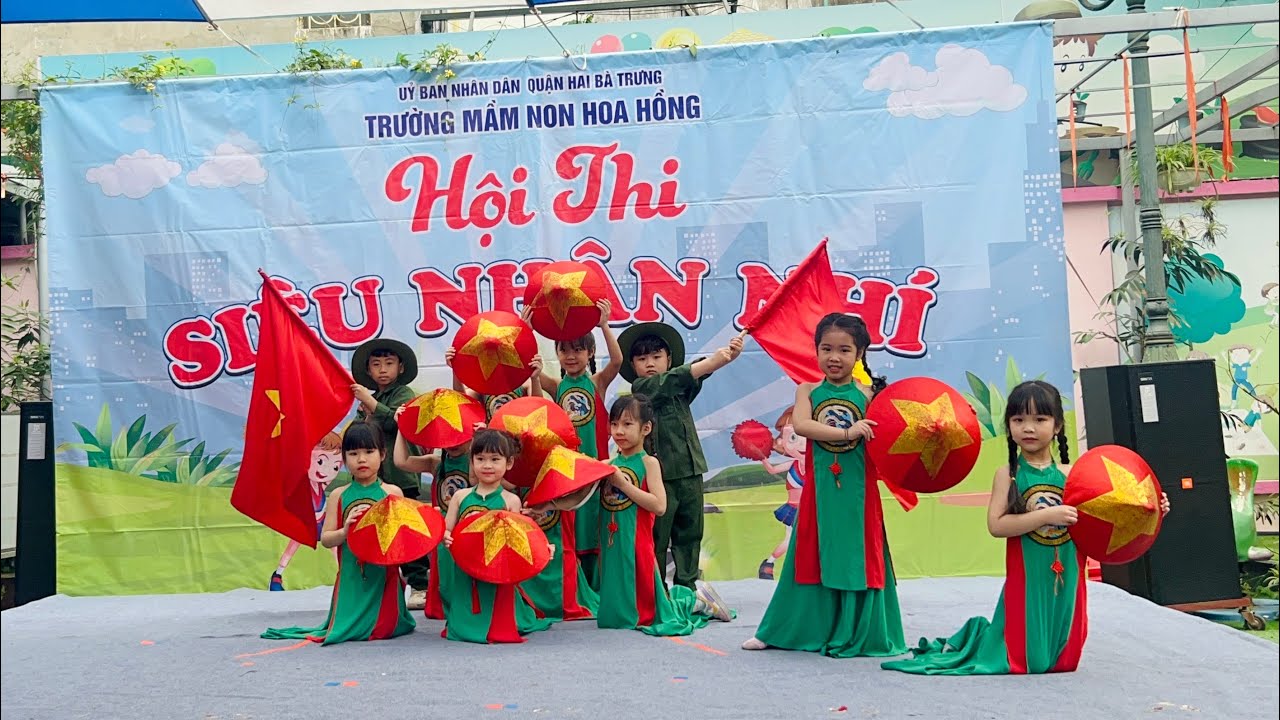 Các bé lớp C1 múa “Một vòng Việt Nam”