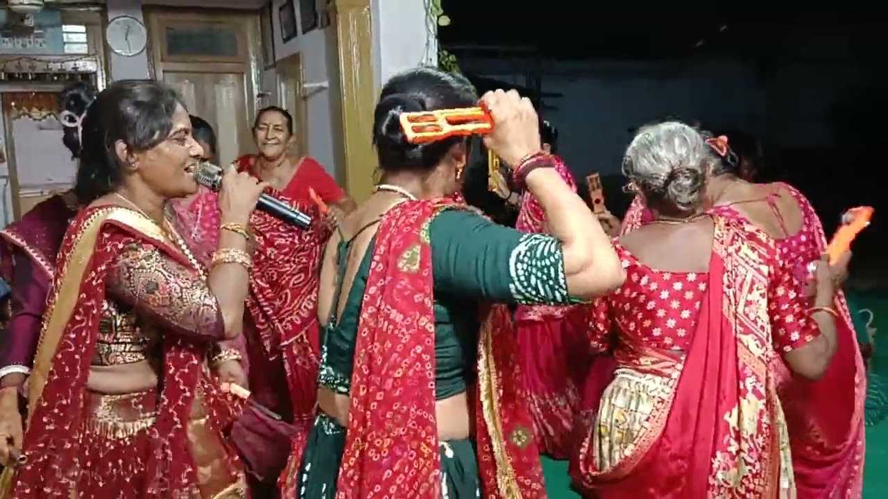 તમે મનાવો ને નંદલાલ કાનુડો  તારો માનતો નથી. (નીચે લખીને મુકયુ છે.)
