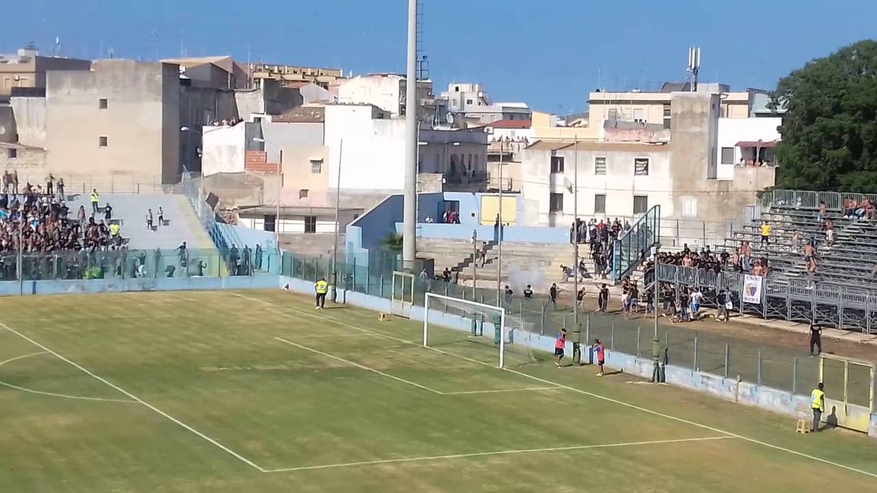 Siracusa - Catania coppa italia Lega Pro - 13 08 2016 Lancio di petardi tra tifoserie