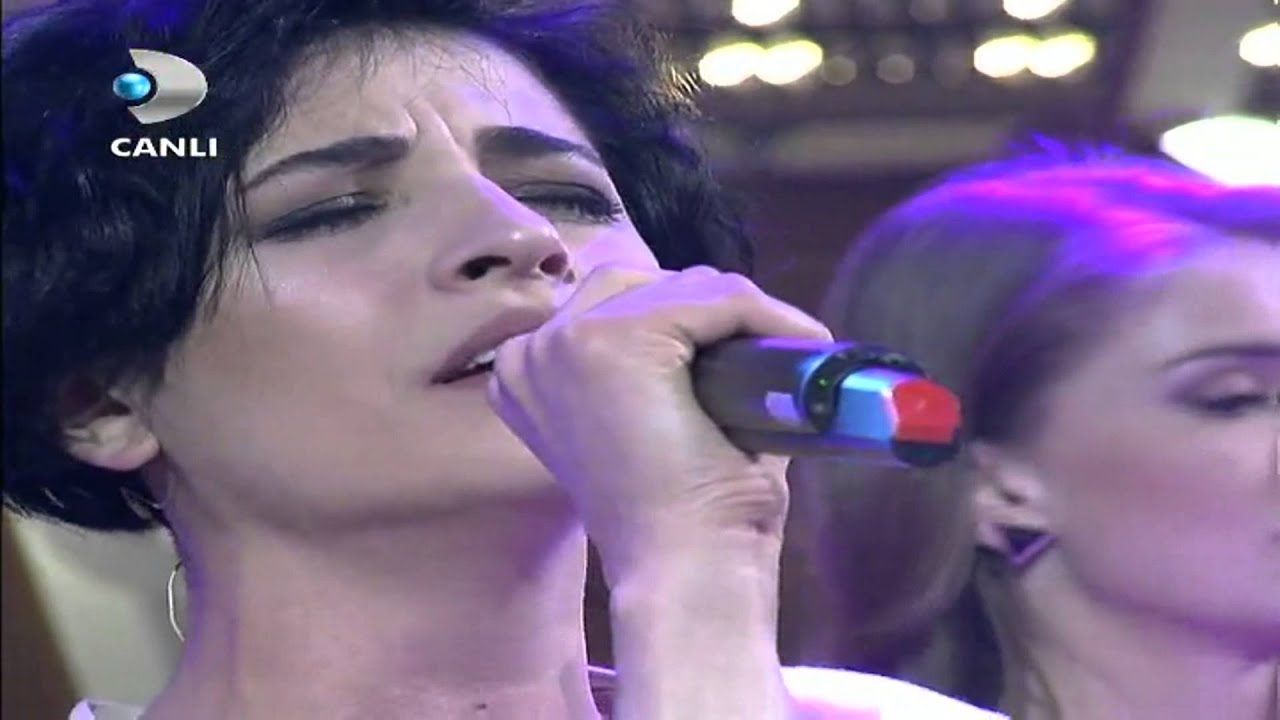 Gonca Vuslateri & Beyazıt &Ouml;zt&uuml;rk - Eksik Bir Şey Mi Var | Beyaz Show - 05.04.2013 | HD