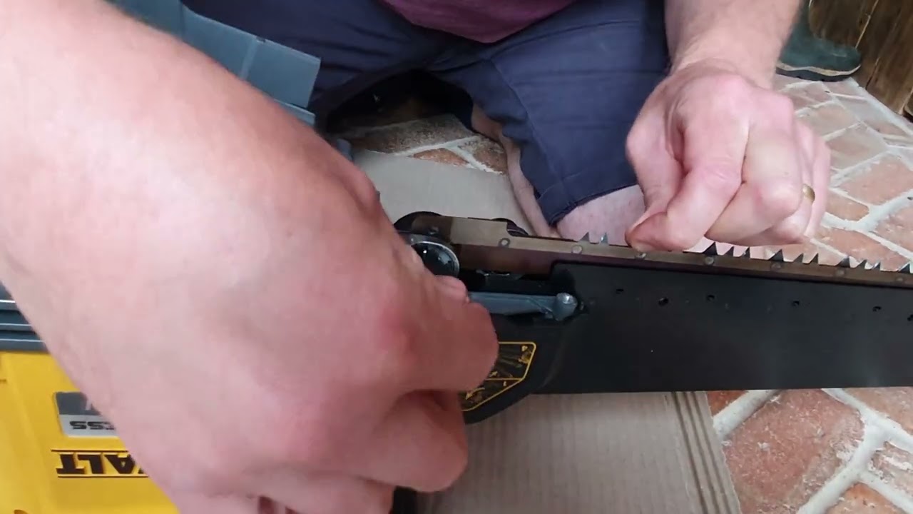 Dewalt Alligator Cordless Flexvolt 54V Saw. Blade Change.