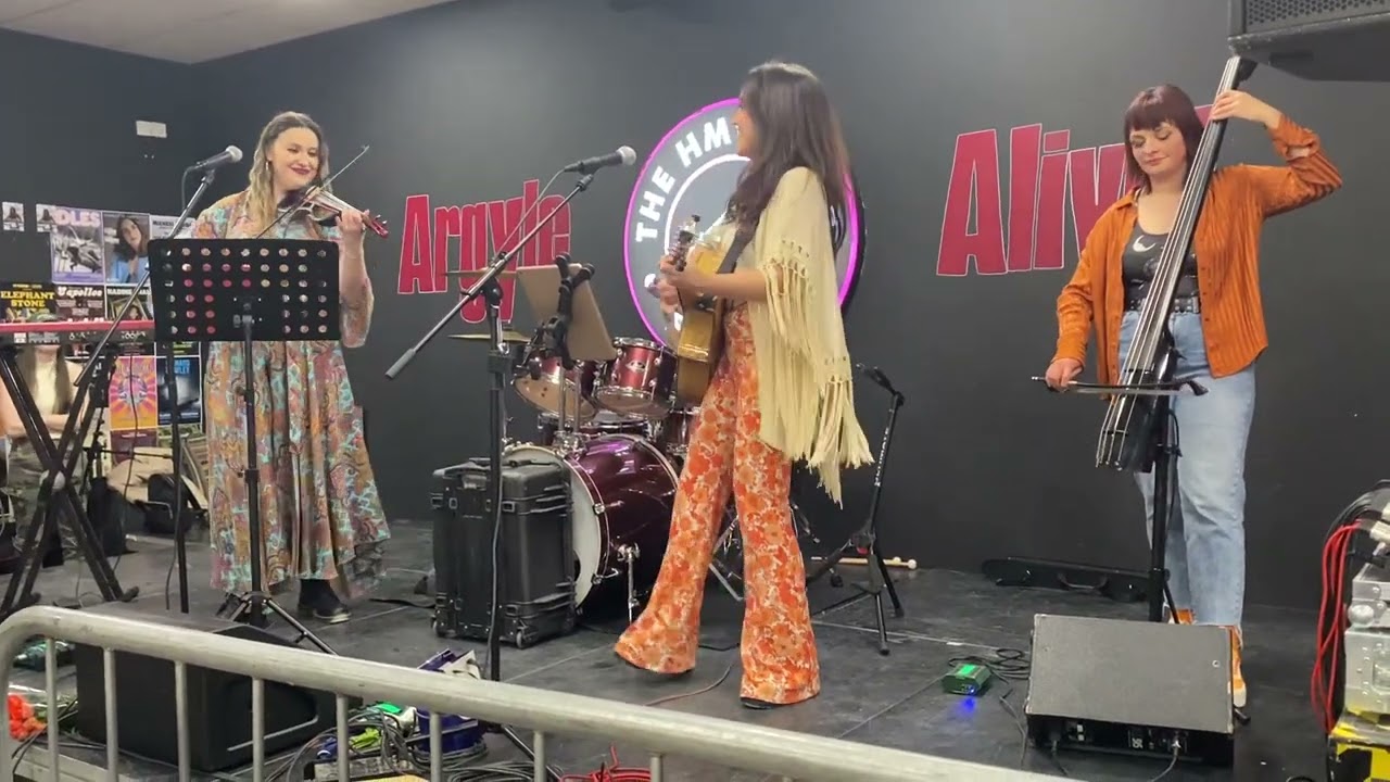 The Laurettes - Upty Us (Live)