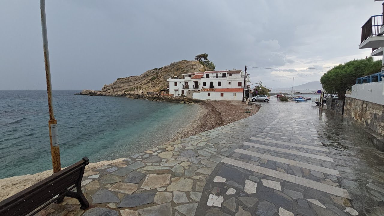 Με βρήκε καταιγίδα στο Κοκκάρι Σάμου κρατώντας μια κάμερα και μια ομπρέλα......