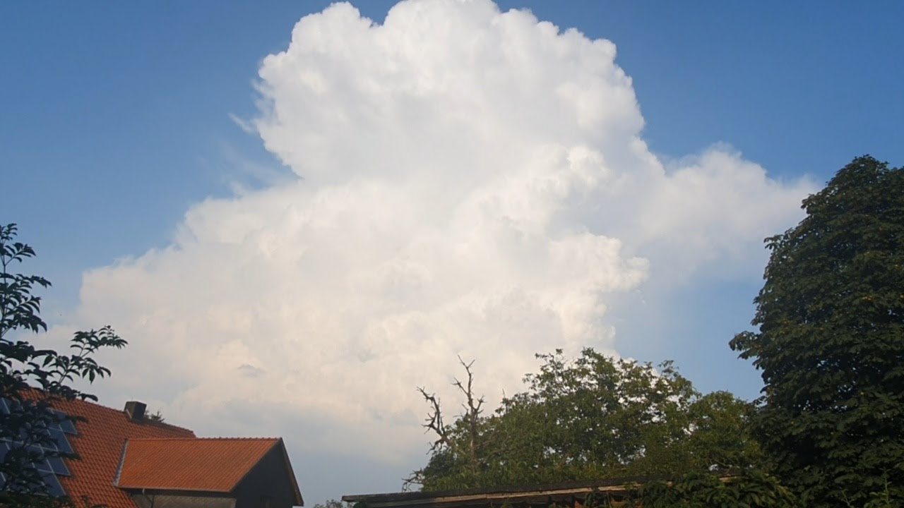 M&auml;chtiger Gewitterkomplex aus 25km Entfernung! vom 25.8.2019