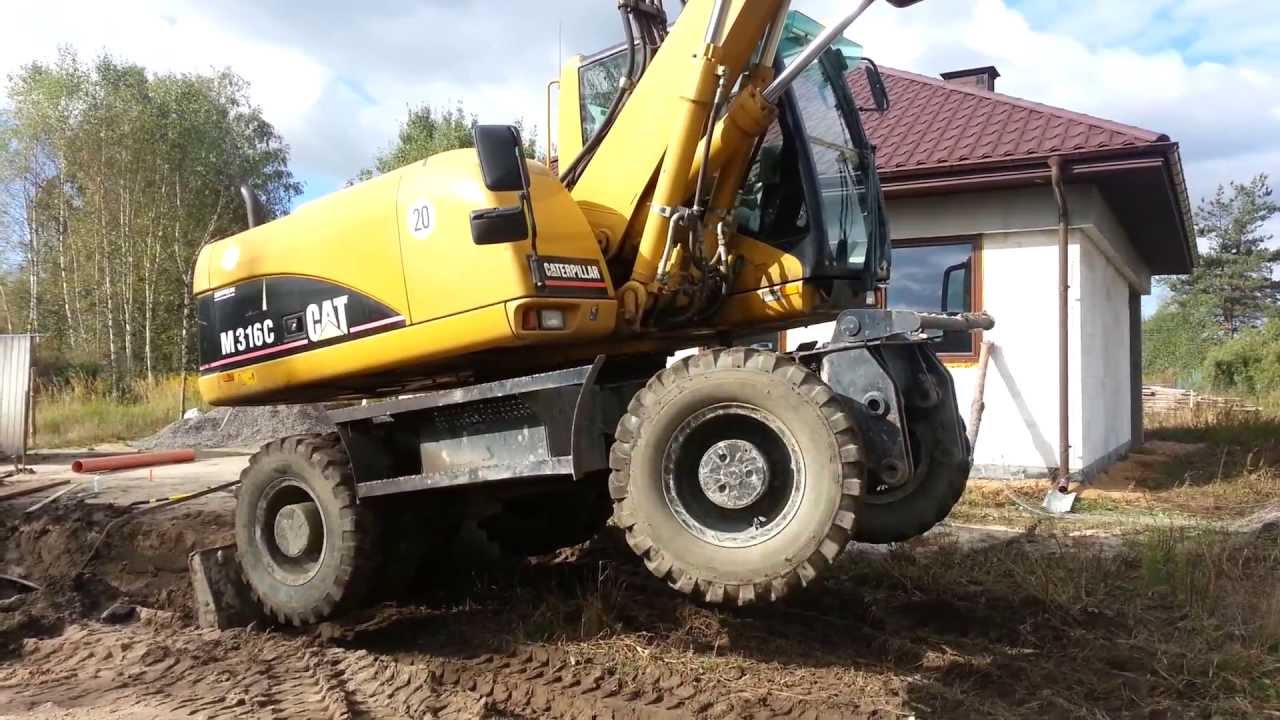 Koparka Cat 316c w powietrzu