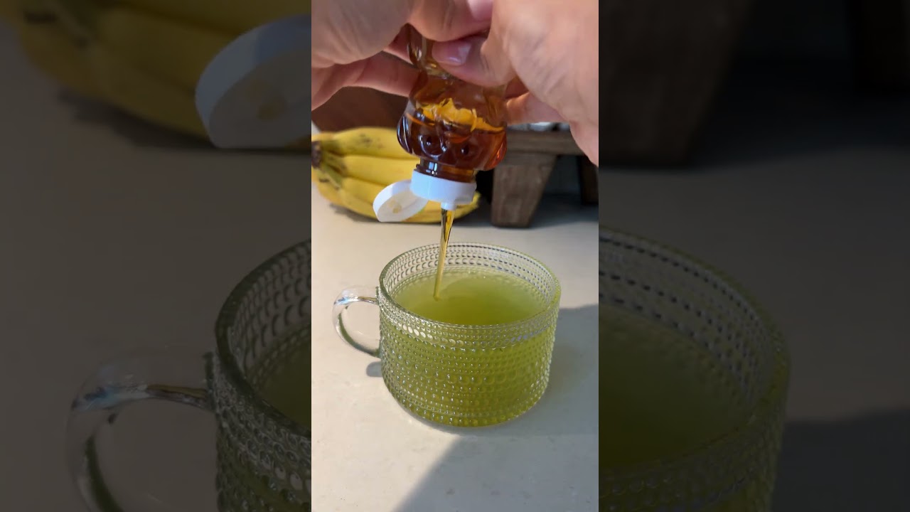 Готовлю дочери холодный медовый зеленый чай. 