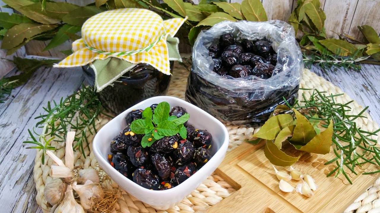 OLIVE NERE INFORNATE. A tavola e in dispensa.Come prepararle condirle e conservarle.