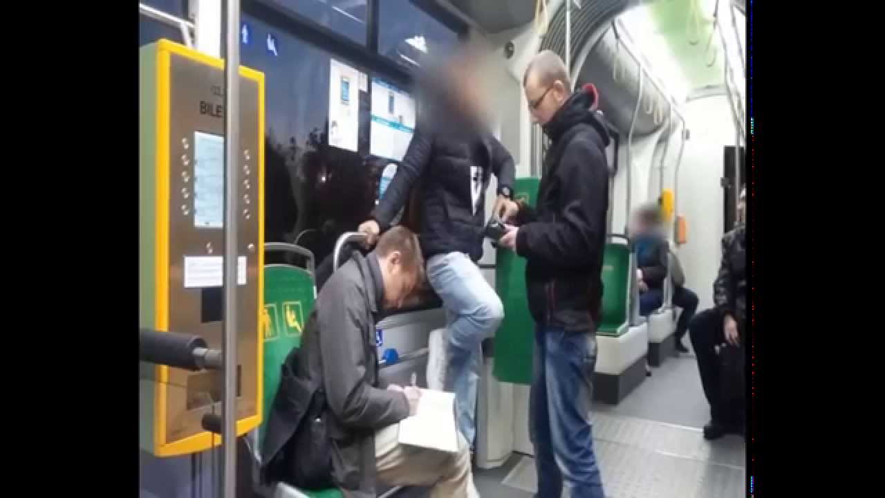 Kontrolerzy sprawdzają system PEKA