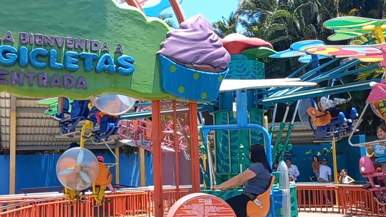 Plaza Tío Conejo.  Parque de diversiones. Un mundo de fantasía