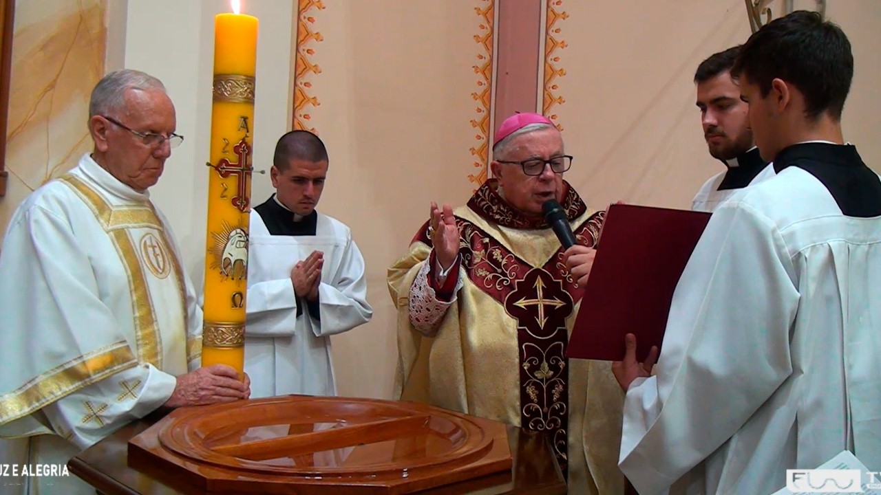 Solene Vig&iacute;lia Pascal: B&ecirc;n&ccedil;&atilde;o do fogo, entrada do C&iacute;rio Pascal, proclama&ccedil;&atilde;o da P&aacute;scoa