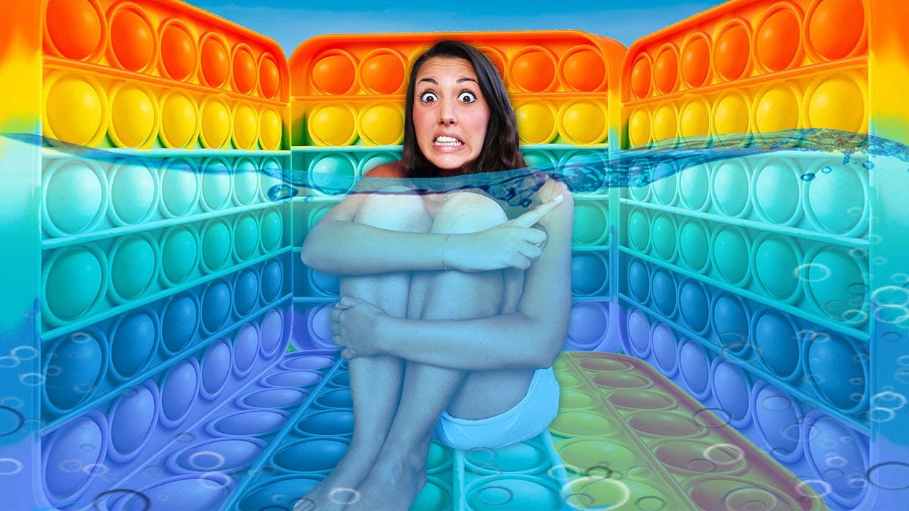 GIOCHIAMO AL GIOCO DEI POP IT GIGANTE IN PISCINA!! *Fidget Pop it challenge*