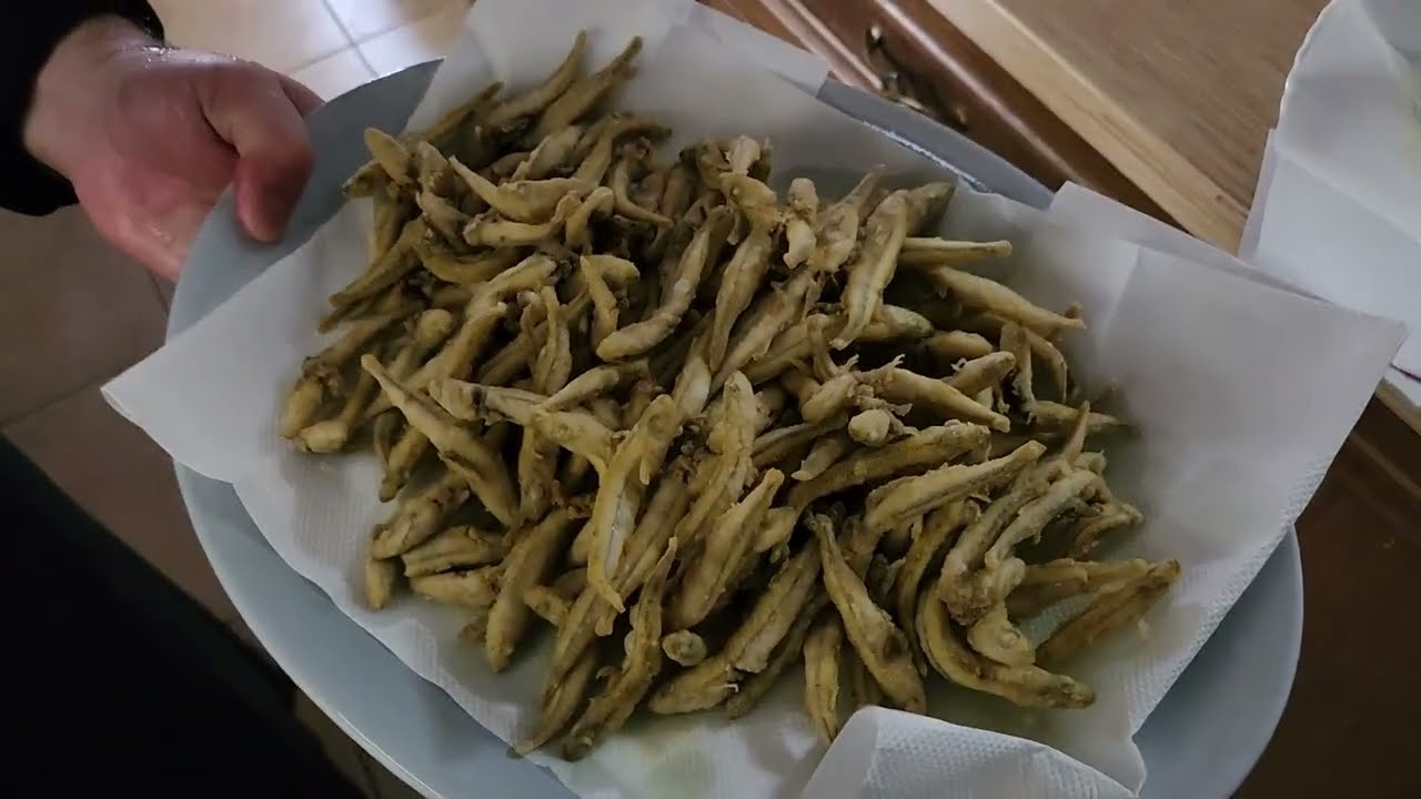 fr. Tryphillios cooking Atherina (smelts) on mt athos; fr.  &Tau;&rho;&upsilon;&phi;ύ&lambda;&lambda;&iota;&omicron;&sigmaf; &mu;&alpha;&gamma;&epsilon;&iota;&rho;&epsilon;ύ&epsilon;&iota; &Alpha;&theta;&epsilon;&rho;ί&nu;&alpha; ά&gamma;&iota;&omicron;&nu; ό&rho;&omicron;&sigmaf;