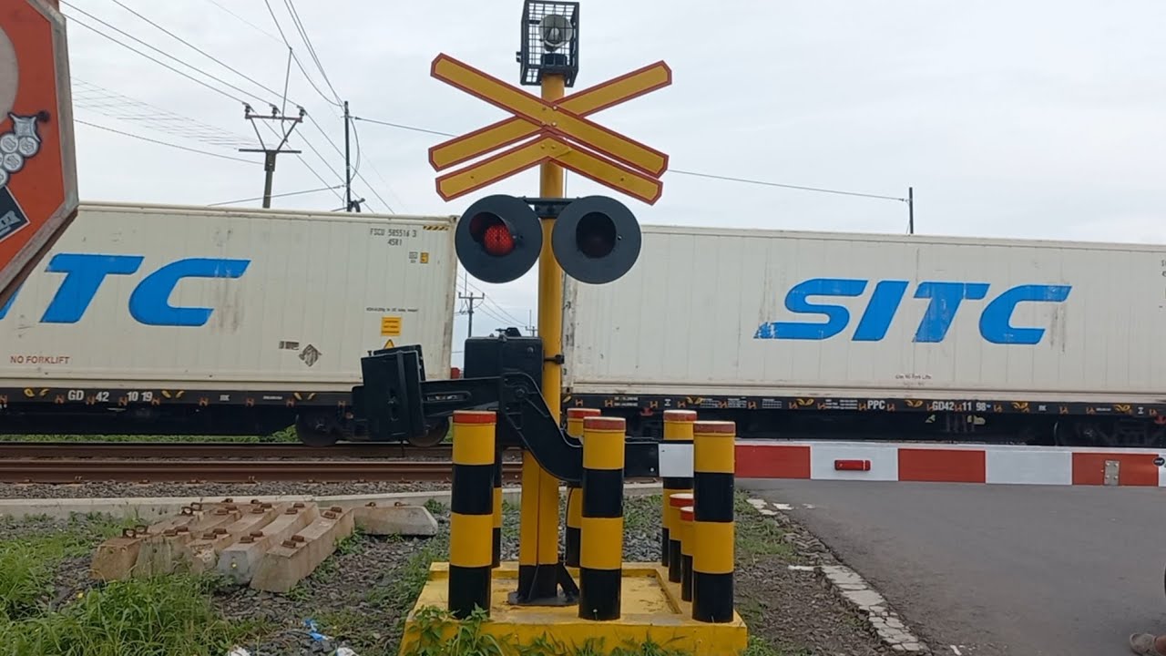 Railroad Crossing Indonesia || Perlintasan Kereta Api || Railway Crossings || Perlintasan Kereta Api