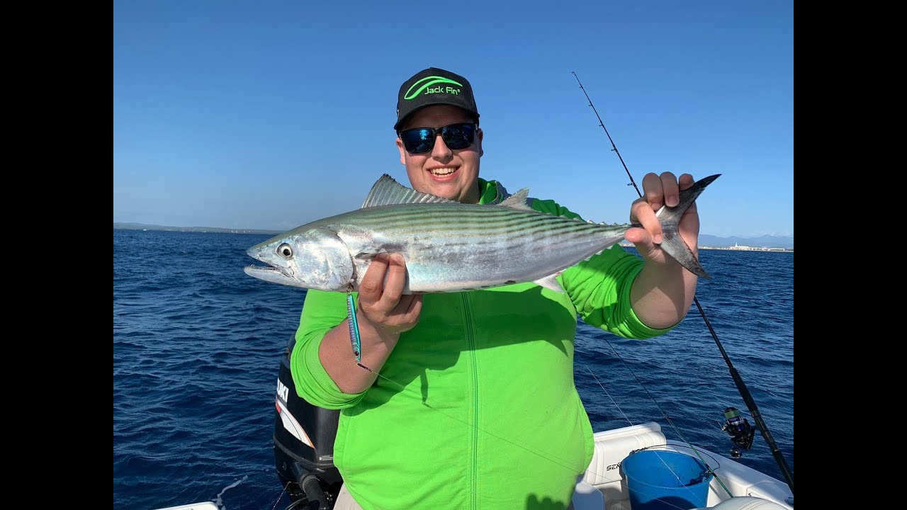Spinfischen auf Bonitos im Sommer im Mittelmeer