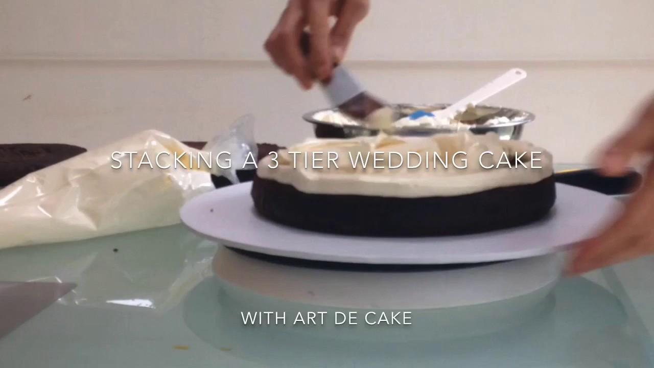 Stacking a 3 tier wedding cake