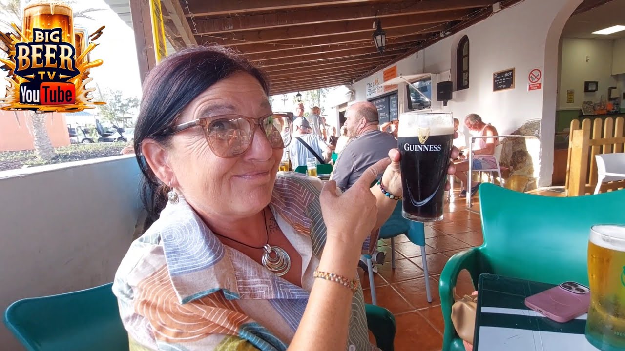 Caleta de Fuste, BIG BEER TV trys a GUINNESS at our local bar with VIEWERS 
