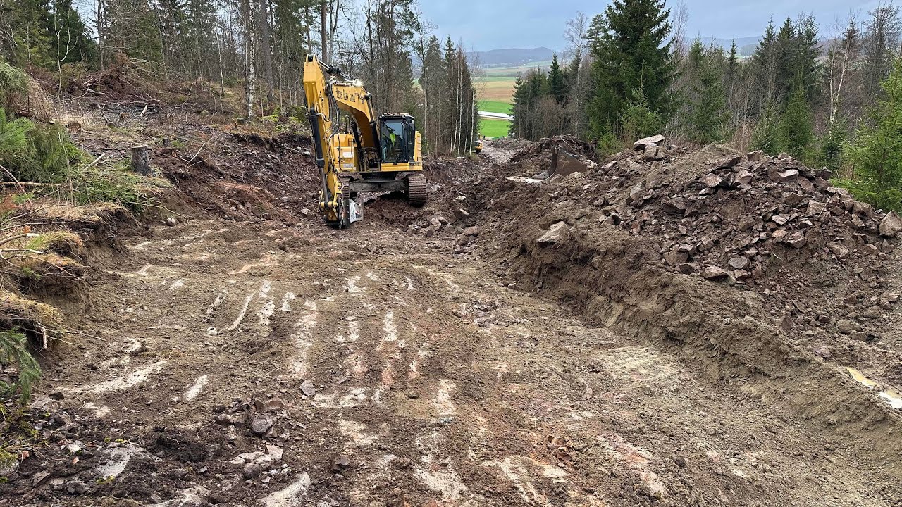 CAT 335 NG digging,leveling and breaking bedrock to make a road💪