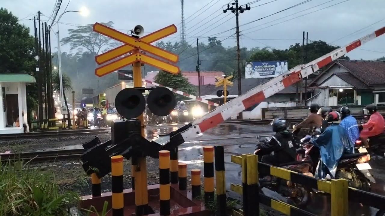 RAILWAY CROSSING||KA PURWOJAYA||PALANG PINTU KERETA API INDONESIA 