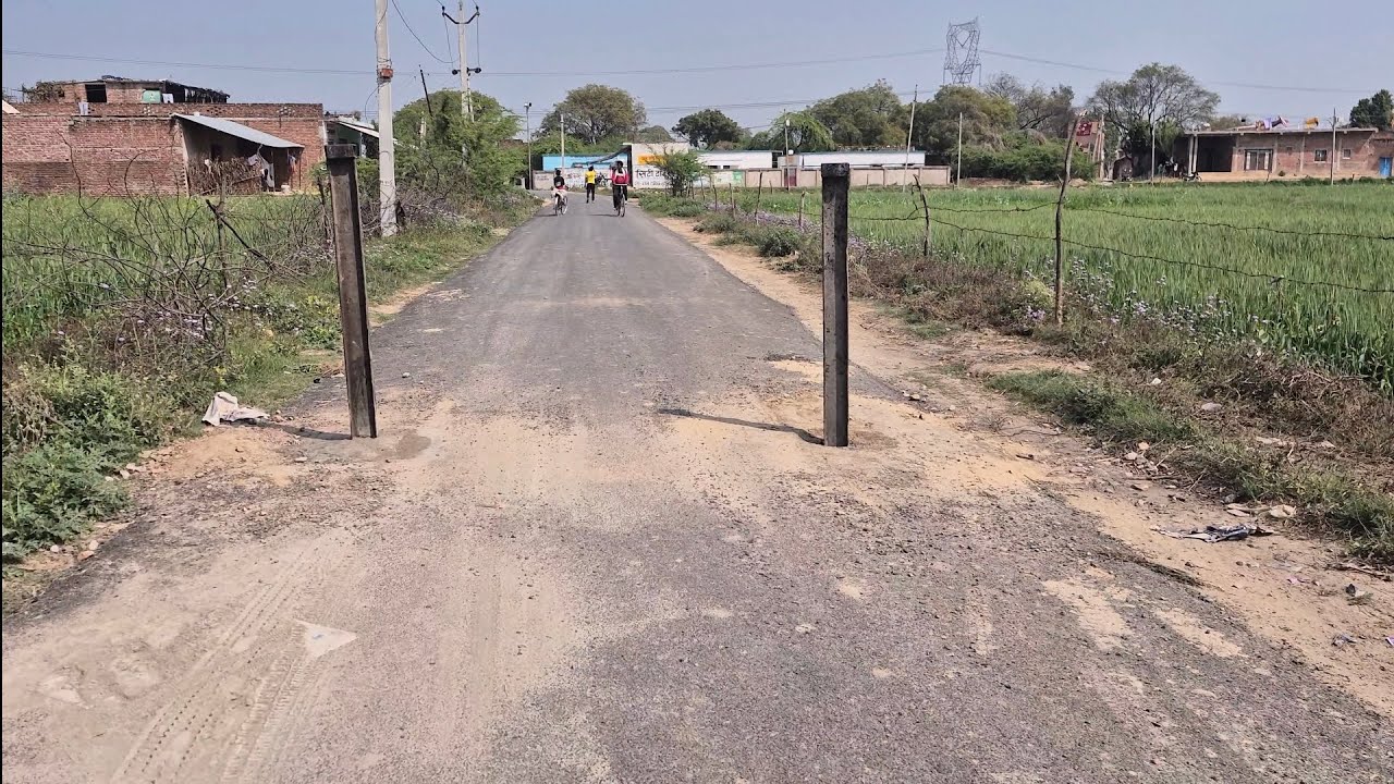 Bich road per ye kya lga diya🤔