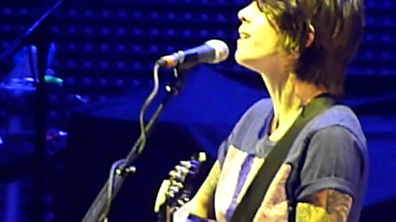 1/13 Tegan & Sara - Entrance + Living Room @ Viejas Arena, San Diego, CA 9/18/10