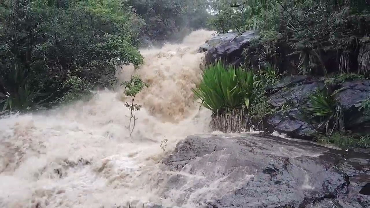 FORTE CHUVA CAUSA GRANDE ENCHENTE NA CACHOEIRA 