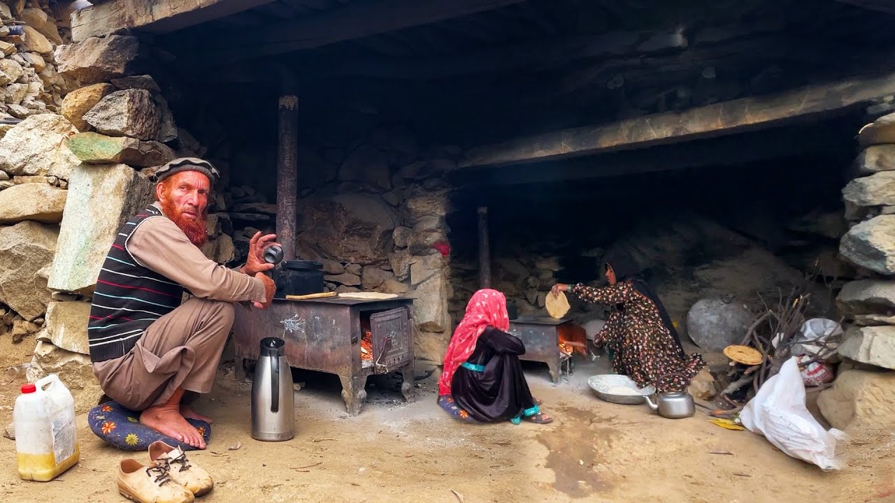 Love Story in a Cave | Old Lovers Living in a Cave Like 2000  Years Ago - Simple Live in Mountains 🏡