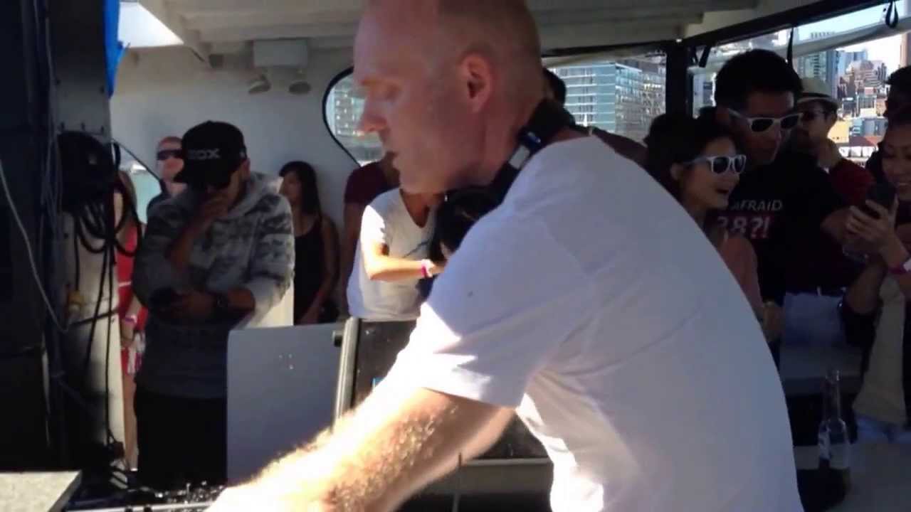 Solarstone playing Three Drives - Greece 2000