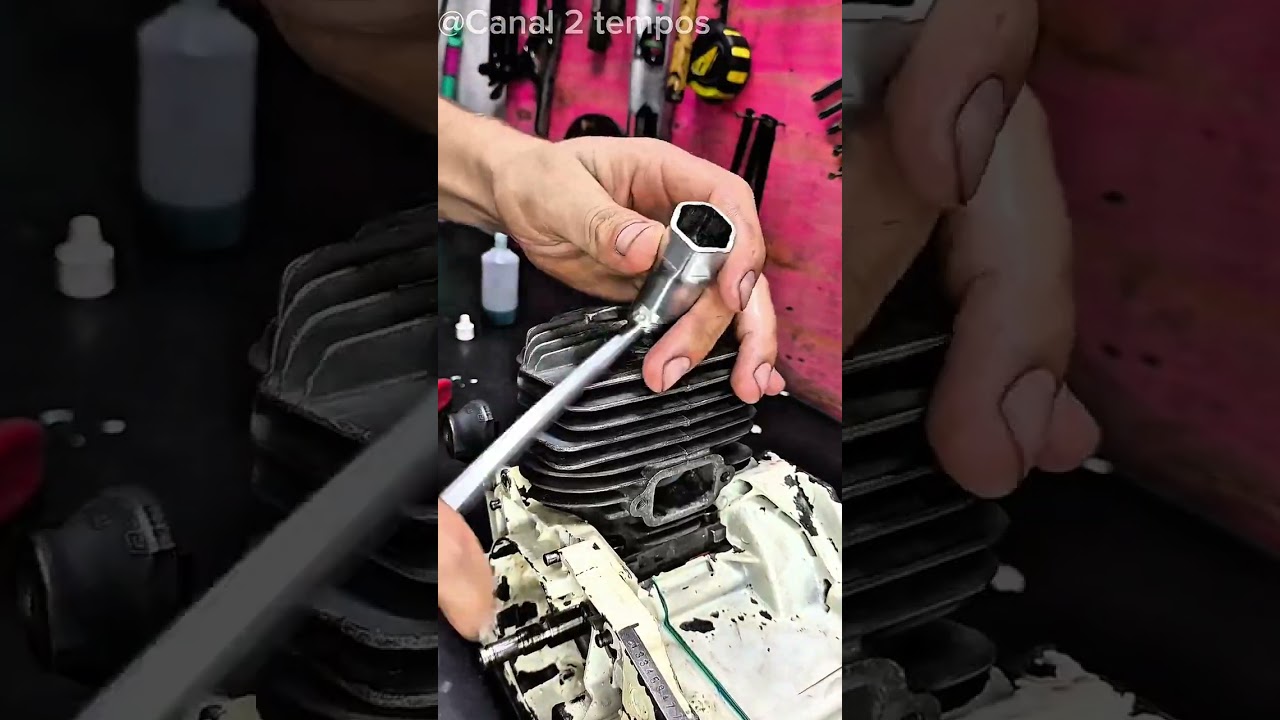 Teste de estanqueidade na montagem de uma motoserra.