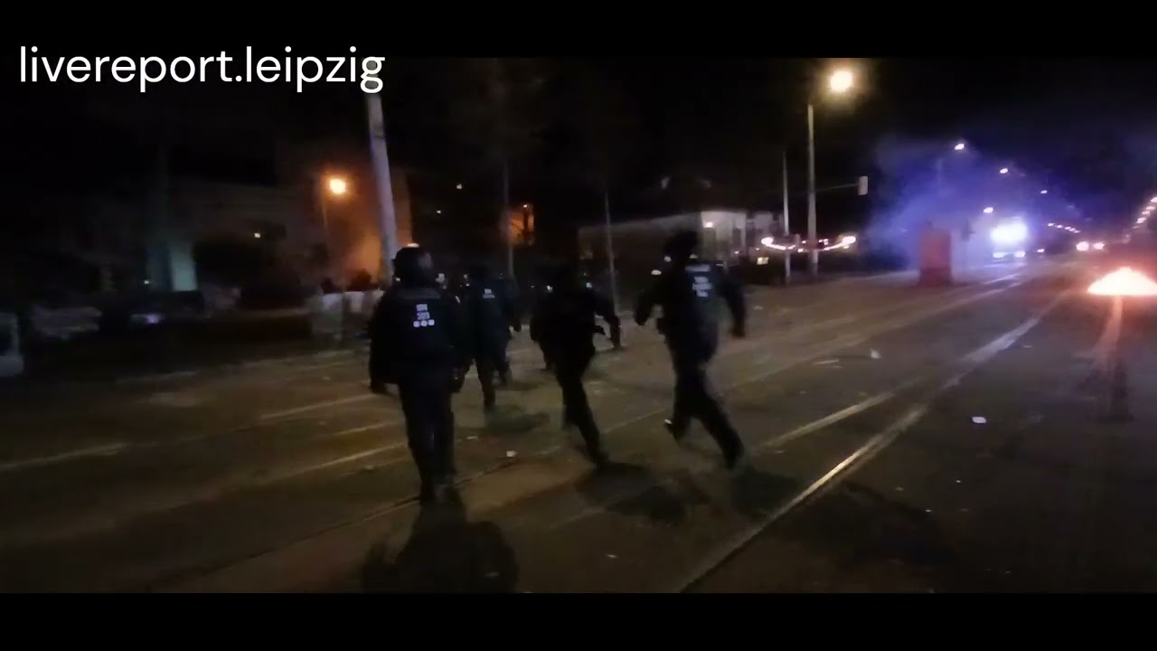 Connewitz-Leipzig Silvester Nacht 2025 rückten 3.Wasserwerffer u. ein  Räumpanzer auf Passanten aus.