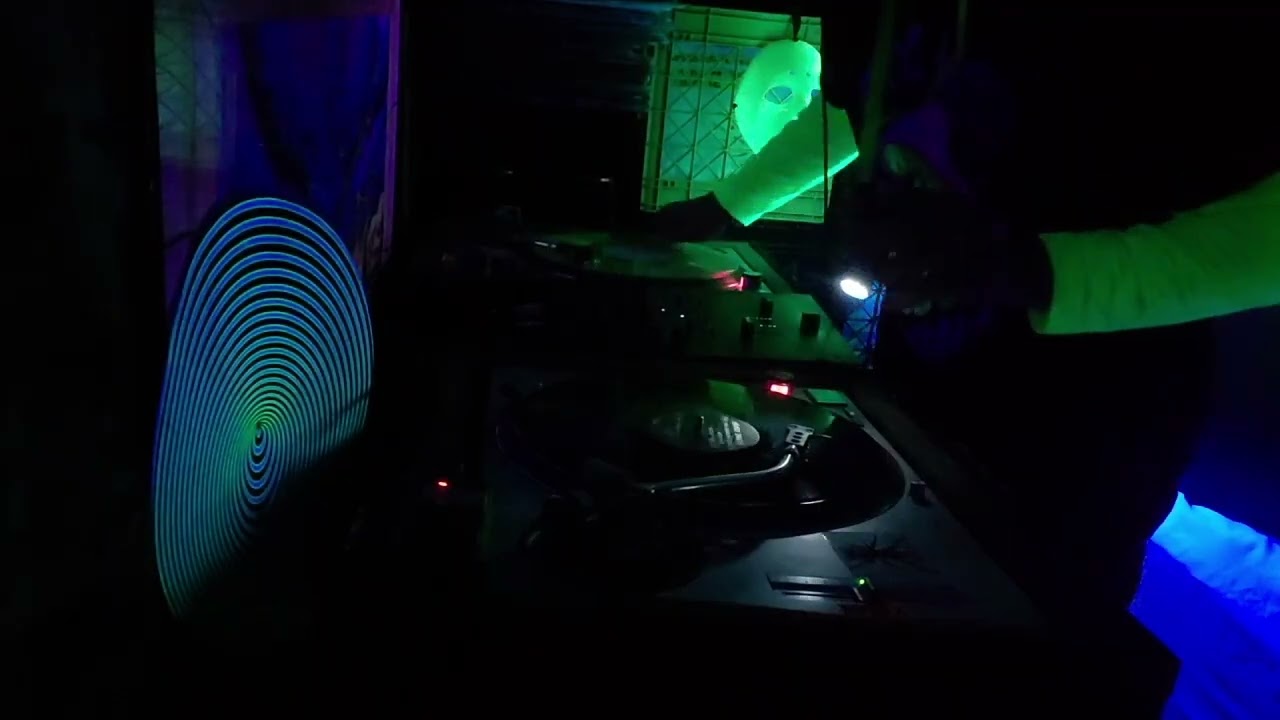DrGiggles - Bleep techno Bleep inspired & Detroit mix #20 Live Vinyl DJ mix turntables bleeps video