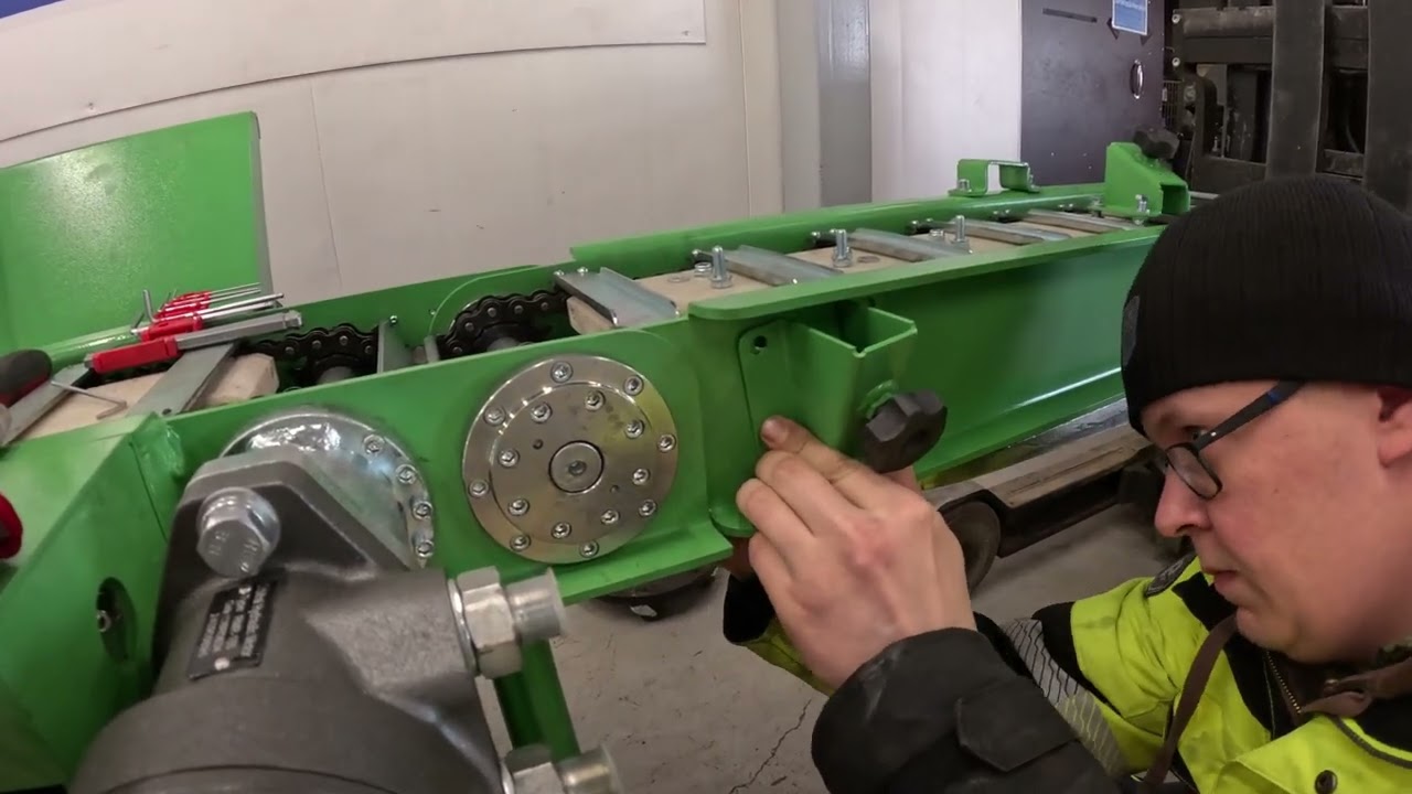 Klapikone 12 t / 16,5 hp hihnakuljettimella, Droma Wood kasausvideo