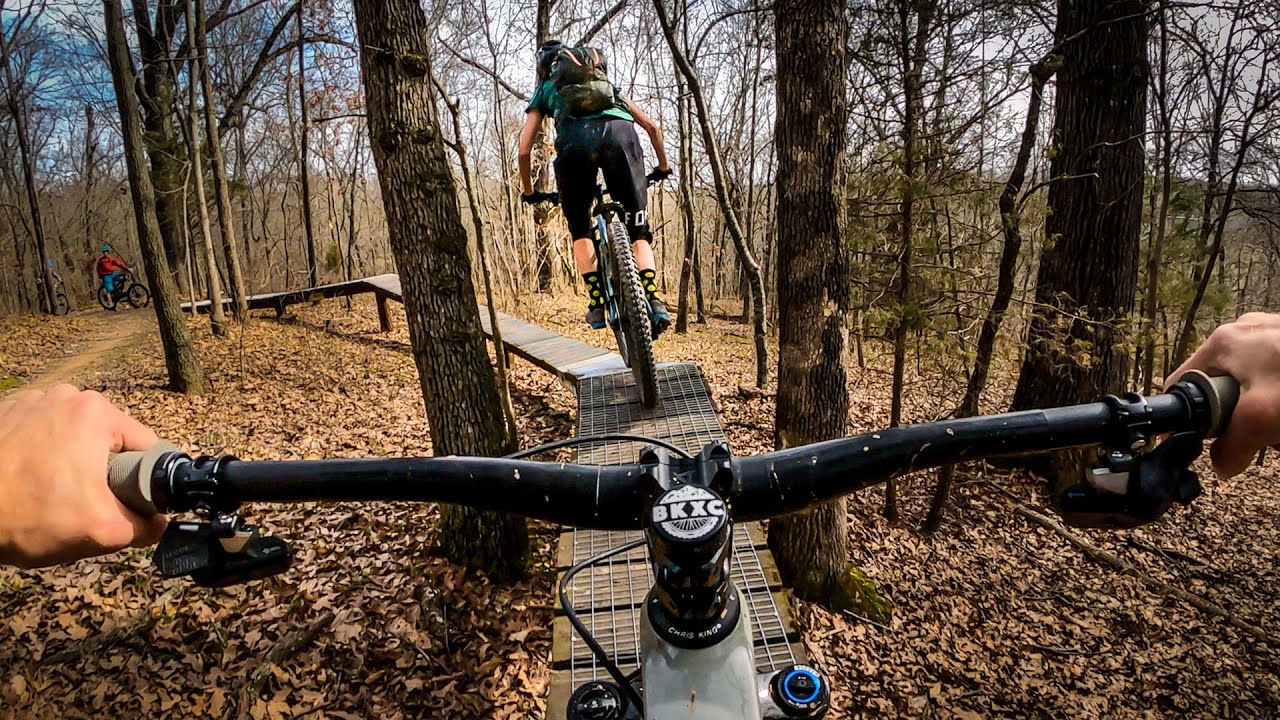 Колеса на земле в Бентонвилле | Mountain Biking Slaughter Pen