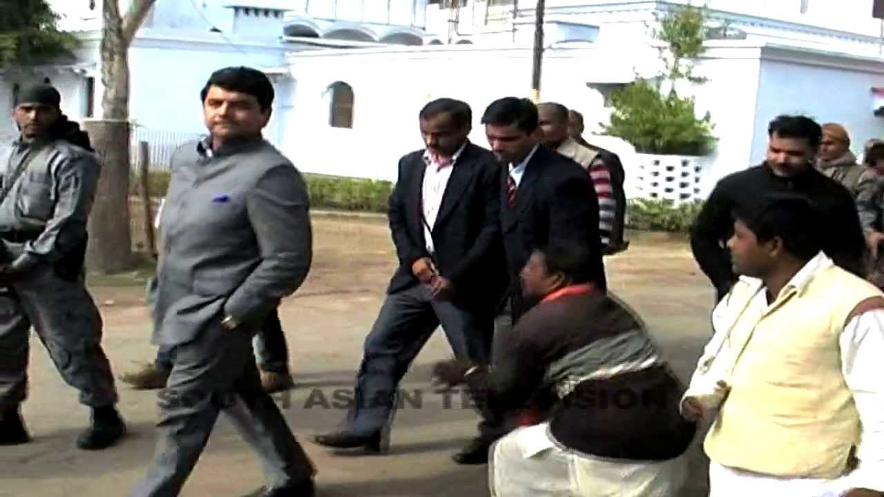 Raw video: Congress Minister RPN Singh misbehaves with TV journalist