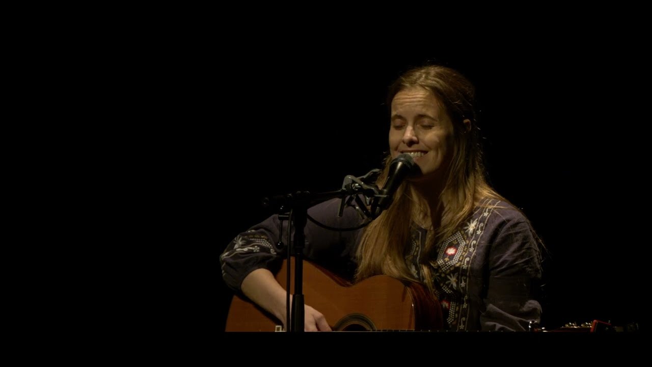 'Shante Ishta' - live by Suyana