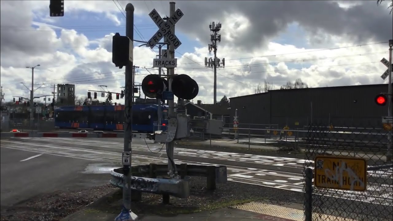 MAX🚊crossing 11th & 12th @ Clinton (Worst Intersection in Portland)