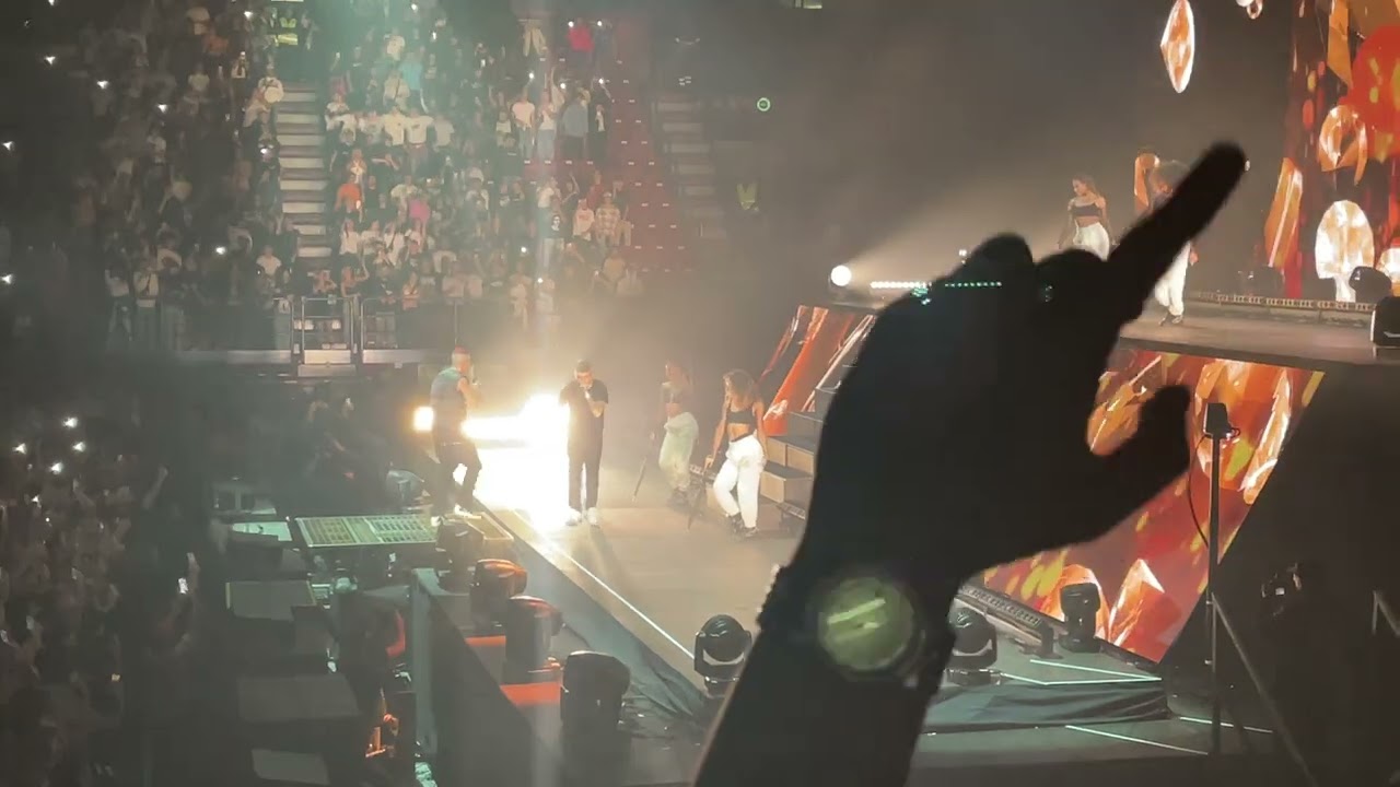 Lazza ft Sfera Ebbasta-Piove LIVE MEDIOLANUM FORUM (Famoso Tour)