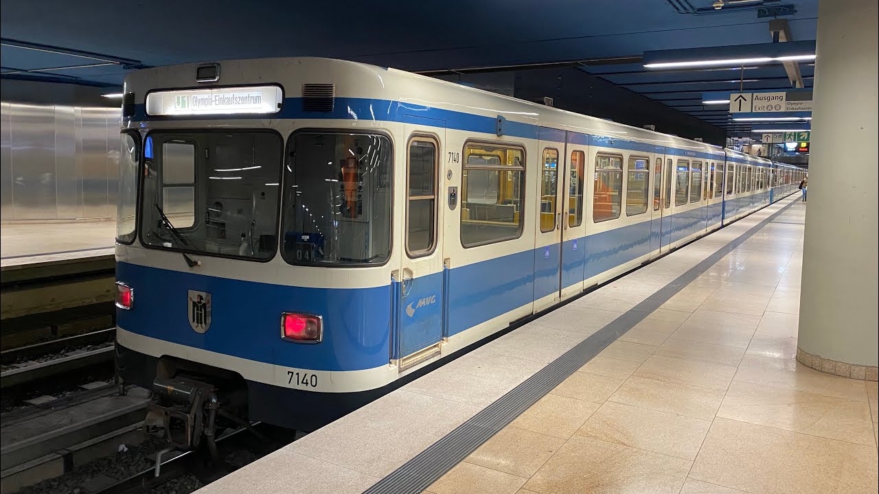 Im A-Wagen der U-Bahn München fast ohne Licht als U5 von der Theresienwiese nach Neuperlach Süd