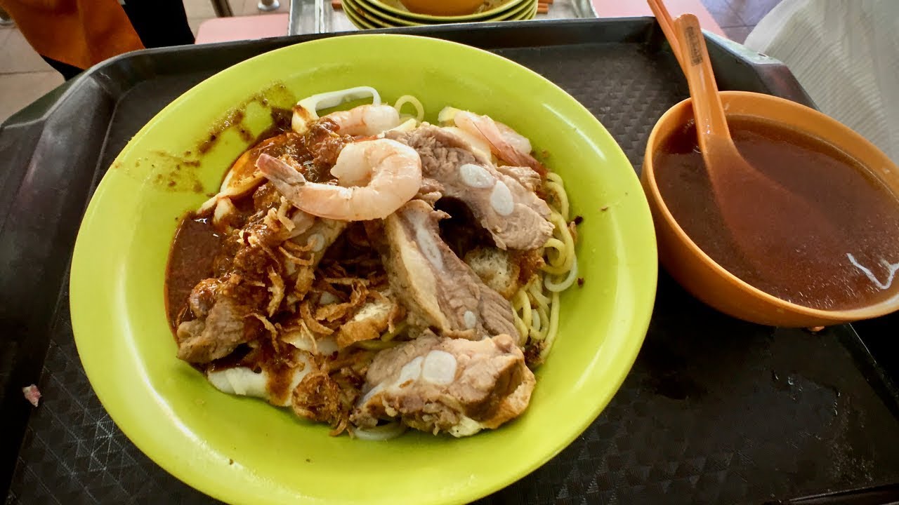 Have you eaten CHILLI MEE (NOODLES) before?! (Singapore street food)