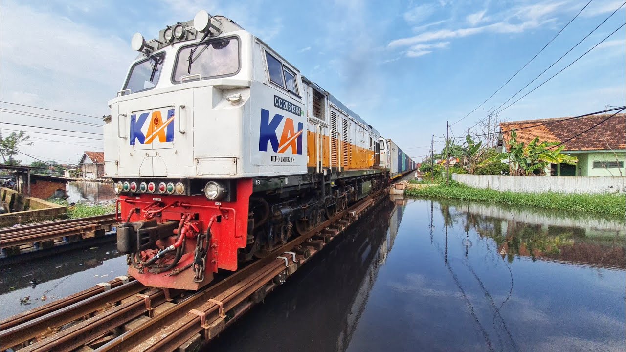 KERETA NEKAT LEWATI JEMBATAN YANG HAMPIR MENYENTUH PERMUKAAN AIR !