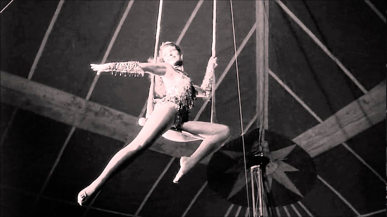Profoundly lonely circus trapeze artist - Les Ailes du d&eacute;sir - 1987