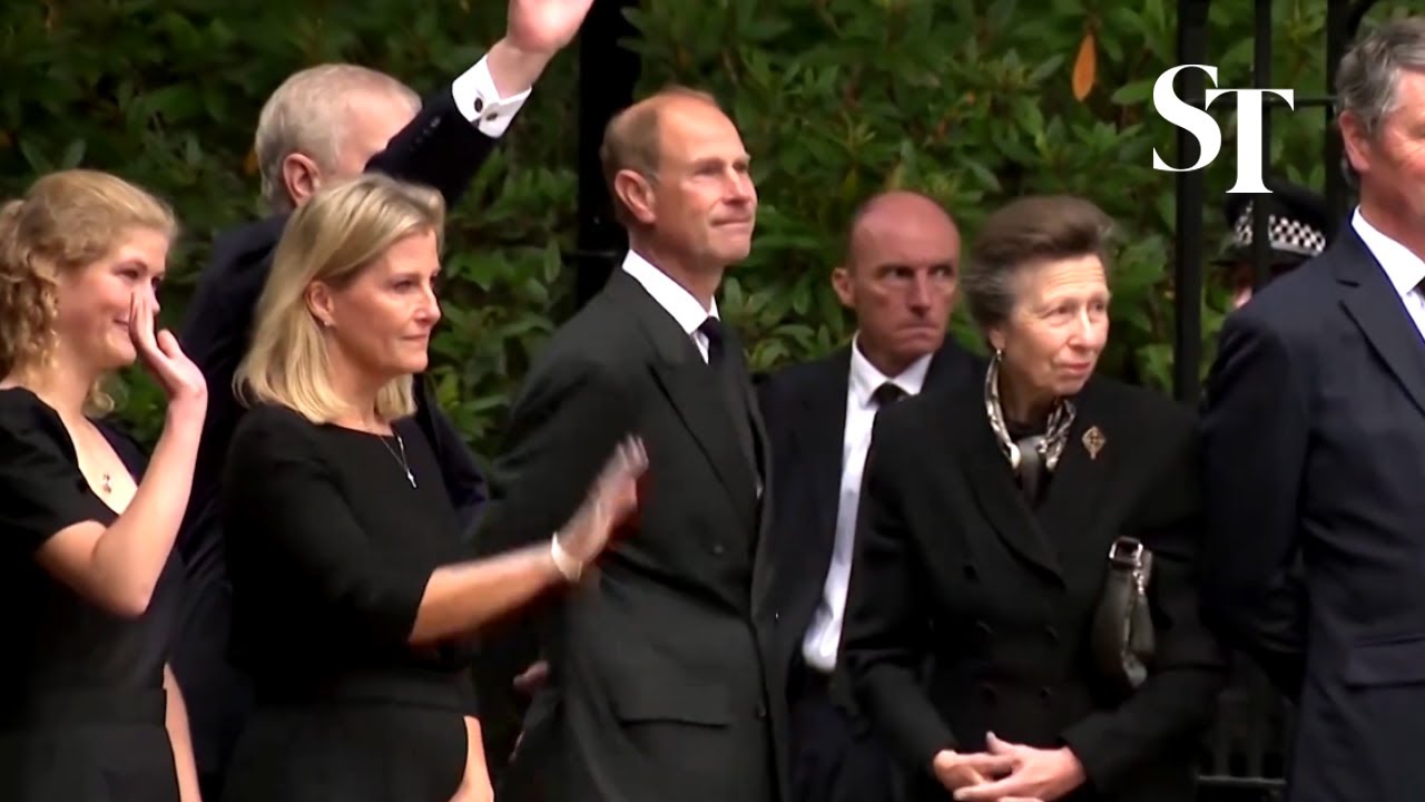 Senior royals thank crowds outside Balmoral Castle