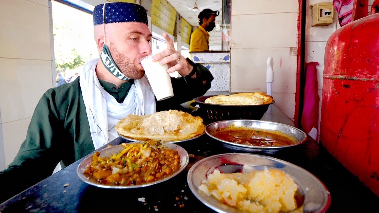 Pindi STREET FOOD Завтрак ЧЕМПИОНОВ!! Нихари + Халва Пури в Равалпинди, Пакистан