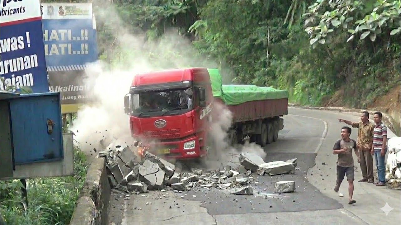 TEREKAM JELAS‼️Detik Detik M3ng3rikan Truk Super Panjang Gagal Total Di Tanjakan Sitinjau Lauik