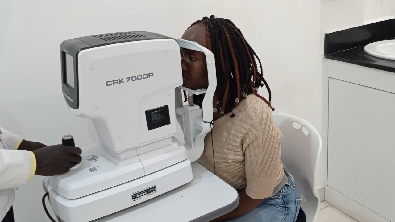 My friend 1st eye test// A visit to the optician 😎