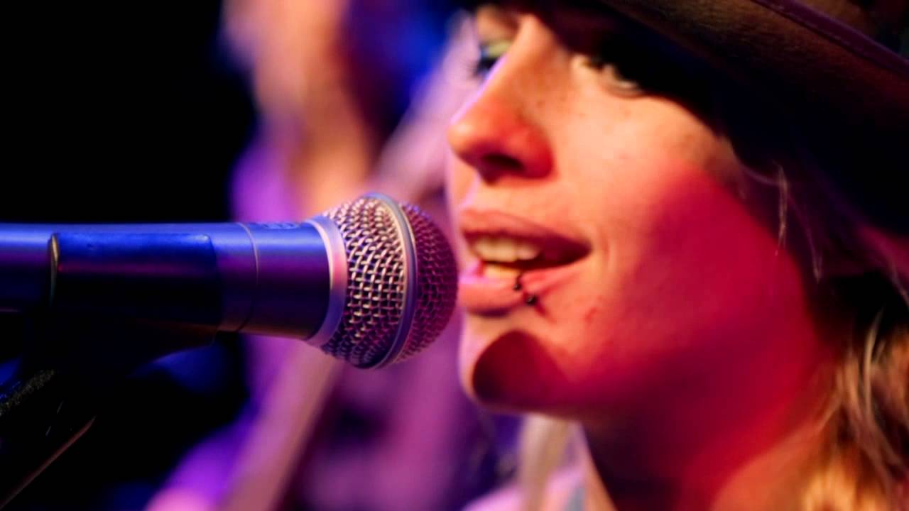 Cynthia Nickschas - Generation Blöd (offizielles Musikvideo)