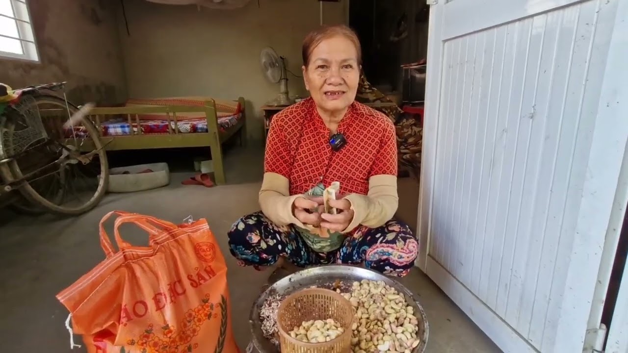 Gia đình chú Tư Huệ ở nước Úc gởi tặng 100 phần gạo +20  triệu gởi tặng cho bà con  ấp Bình Chiến
